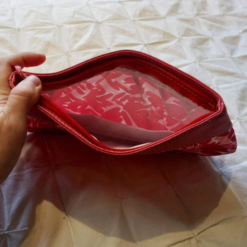 💚 CLINIQUE Pink/Red/White Pattern Makeup Bag (OS)